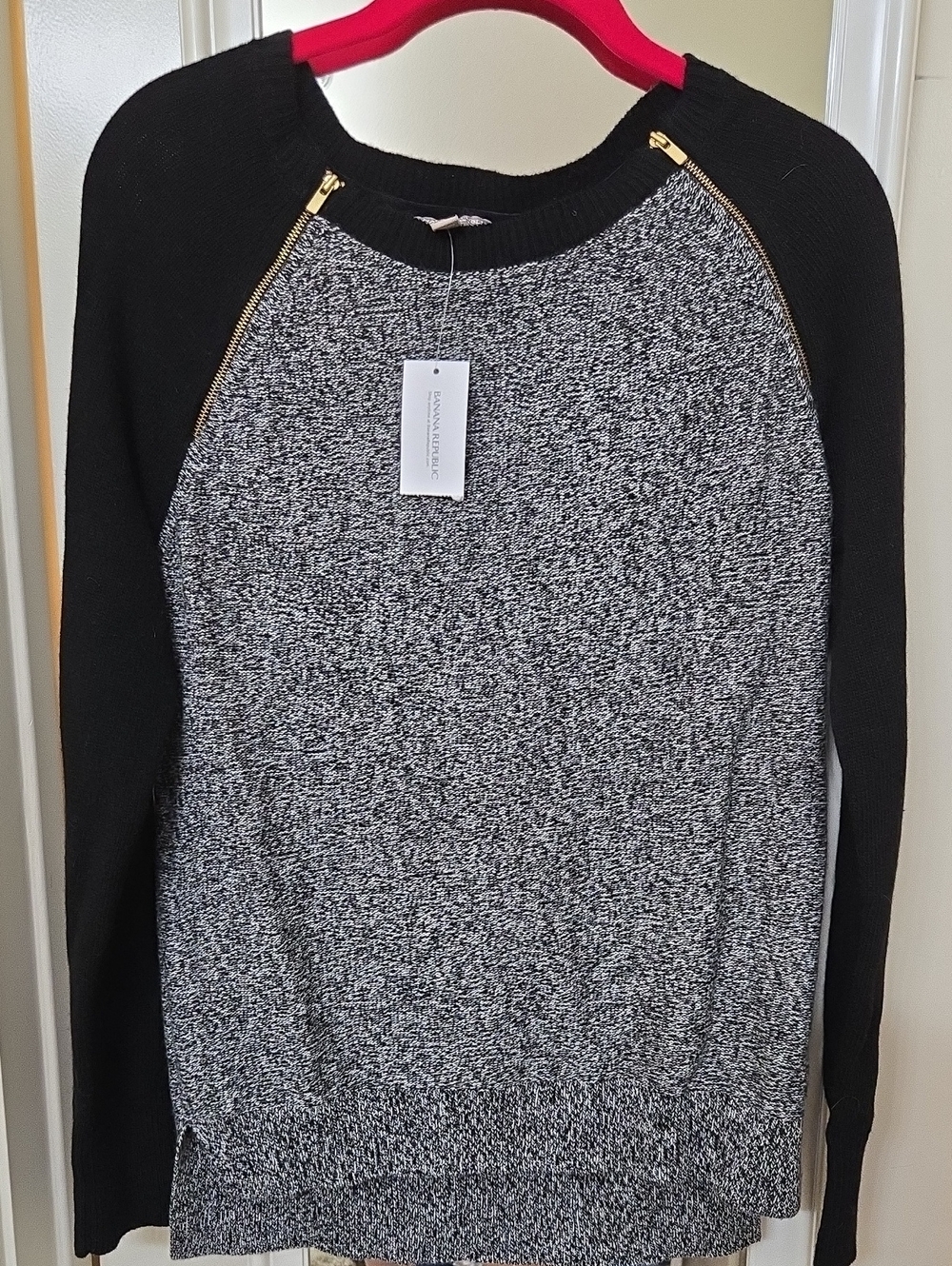 ‼️NWT‼️Banana Republic Black Sleeves Heather Gray Body Zip-Trim Crewneck Sweater
